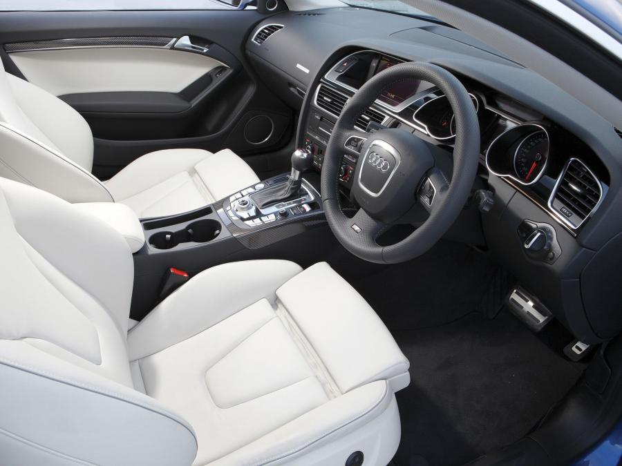 Интерьер Audi RS5 Coupe 2010 года  (AU) (фото 17 из 18)